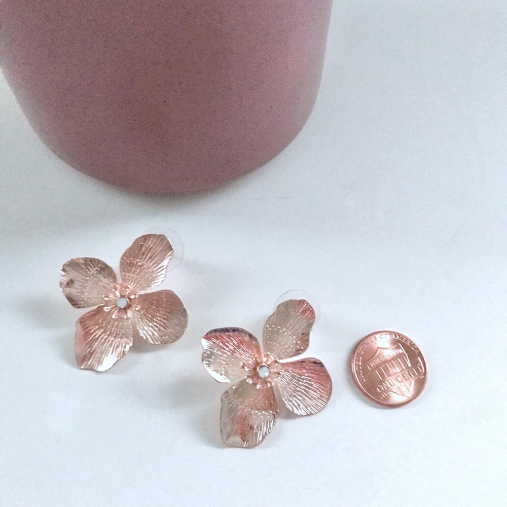 Metal flower shaped studs